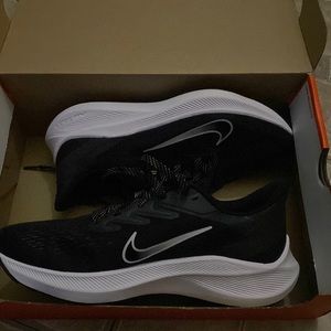 Air zoom Nike black and white size 9